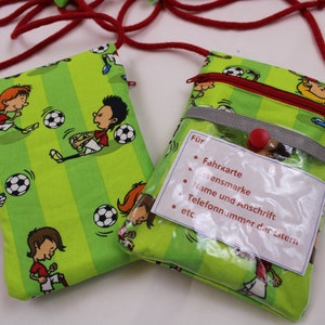 BRUSTBEUTEL für Kinder "Fußballspiel" mit Klarsichtfach, Reflektorstreifen + fluoreszierendem Kordelstopper;  Geldbörse, Fahrkartentasche