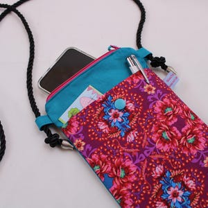 Handytasche zum Umhängen;  Umhängetasche mit 2 Fächern & langer Kordel; Crossbody Tasche für viele Handy-Modelle;  Praktisch, leicht, vegan