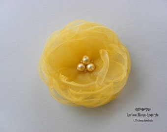 Ansteckblume Brosche aus Organza gelb bestickt mit Perlen, Haarklammer Haarschmuck Blume hellgelb, Anstecker, Textilblume, Geschenk Idee