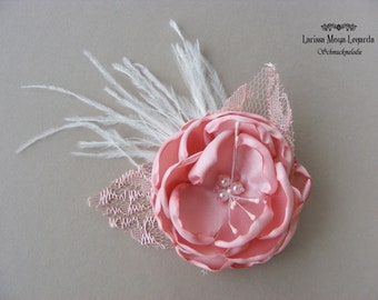 Ansteckblume Brosche aus Satin altrosa bestickt mit Perlen, Anstecker Braut rosè, Haarklammer Haarschmuck Blume, Blütenbrosche Blütenschmuck