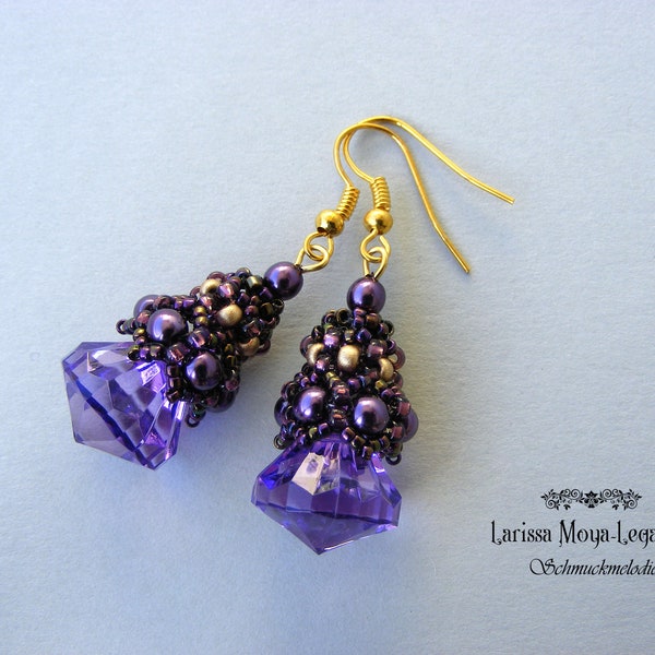 Lange Glasperlen Ohrringe lila - violett gefädelt, schicke Ohrhänger mit Schliffperle, Glasperlenohrringe elegant hängend, Geschenk Idee