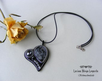 Herz Anhänger schwarz mit Larvikit und Kristallglasstein, lange Kette mit Edelstein und Glasperlen, Stein Kettenanhänger bestickt, Geschenk