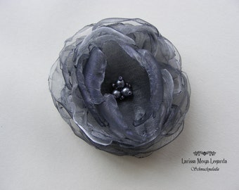 Ansteckblume Brosche aus Organza grau silbergrau bestickt mit Perlen, Haarklammer Haarschmuck Blume, Anstecker, Geschenk Idee