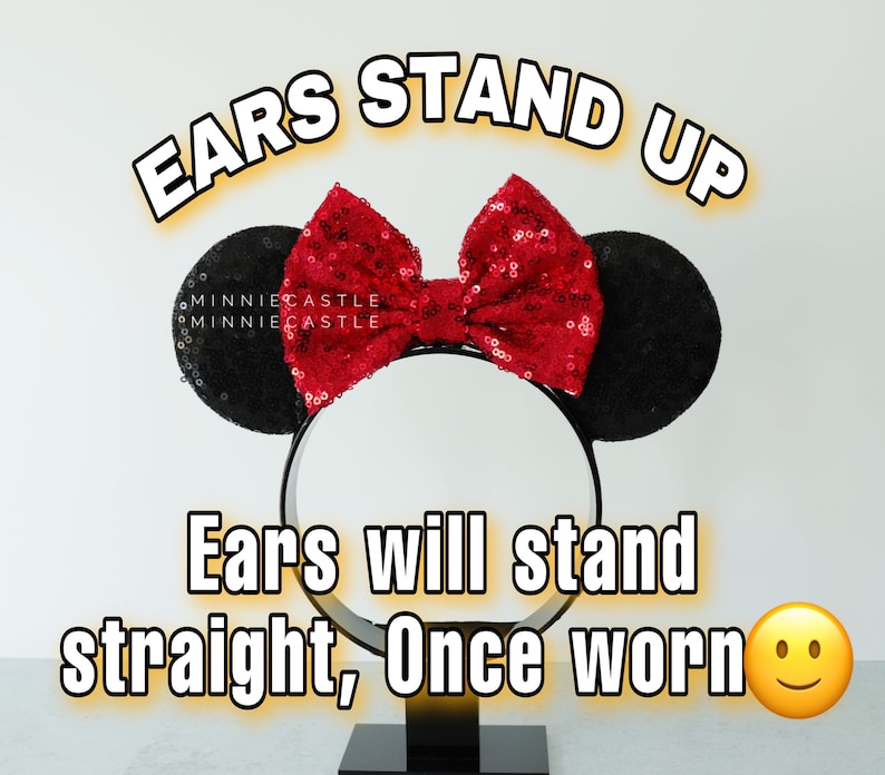 Op de afbeelding: Zwarte Minnie Mouse oren met een rode pailletten strik. De oren staan ​​recht en zijn klaar om te dragen. "EARS STAND UP" en "Ears will stand straight, Once worn" staan ​​in gele tekst op een witte achtergrond.