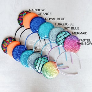 Puede incluir: Surtido de diademas de orejas de Minnie Mouse con lentejuelas de colores. Los colores de la diadema incluyen arco&iacute;ris, naranja, azul real, turquesa, azul cielo, sirena y arco&iacute;ris pastel.