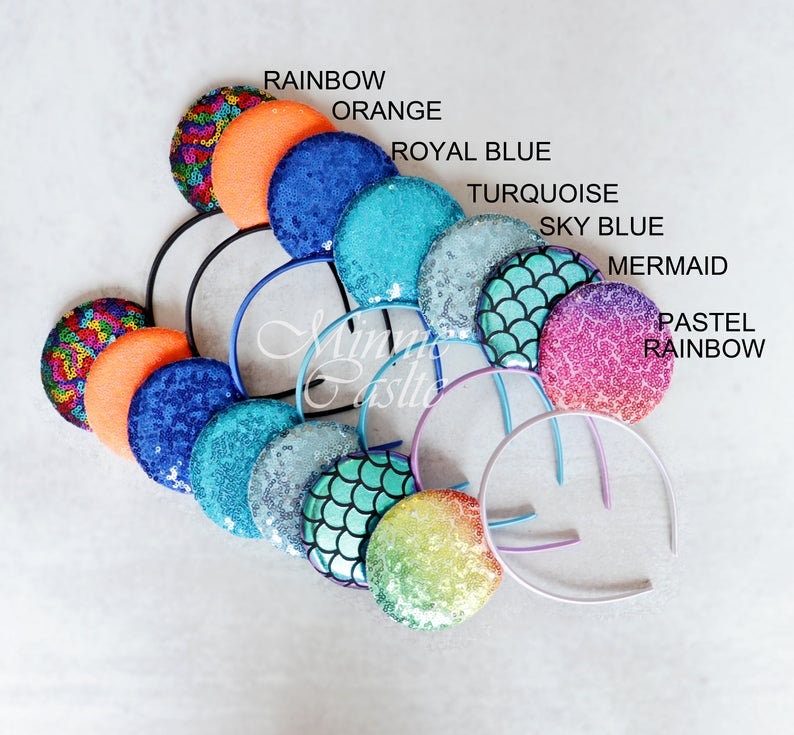 Puede incluir: Surtido de diademas de orejas de Minnie Mouse con lentejuelas de colores. Los colores de la diadema incluyen arco&iacute;ris, naranja, azul real, turquesa, azul cielo, sirena y arco&iacute;ris pastel.