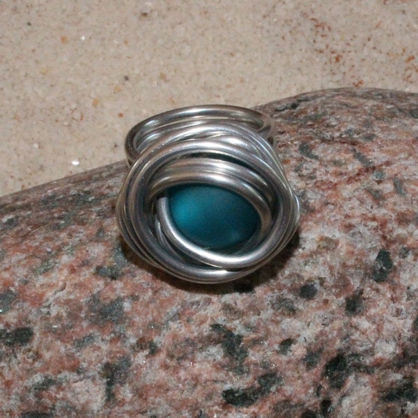 Handgefertigter eloxierter Alu-Ring mit einer schönen Polaris-Perle, Unikat !!!