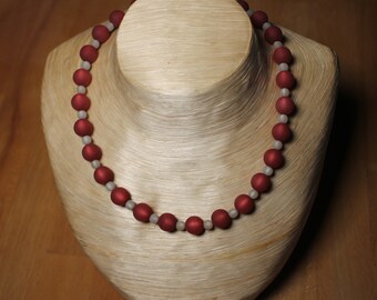 Kette/ Collier aus bordeaux roten und grauen Polaris Perlen gearbeitet!! Handmade !! Unikat !!