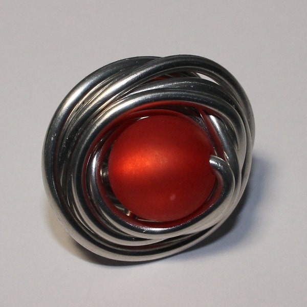 Schöner handgefertigter Alu-Ring mit einer roten Polaris-Perle. Unikat !!!