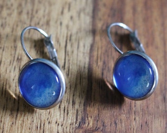 Beautiful handmade closed stainless steel ear hooks, leverbacks with glass cabochon in blue with white!!