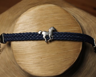 Horse bracelet with magnetic closure made of waxed braided cotton, in many colors!!! Unique !! Handmade!!