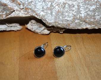 Beautiful handmade closed stainless steel ear hooks, brisures with a cabochon of agate in black!!
