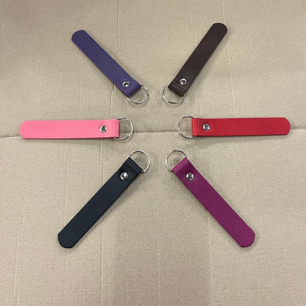Sixfolo 24 Stks Leren Sleutelhanger 12 Kleuren Leren Auto Sleutelhanger Veelkleurige leren Sleutelhanger Leeg Sleutelhanger Riem met Metalen Ringen voor Vrouwen Mannen Geschenken DIY Handwerk