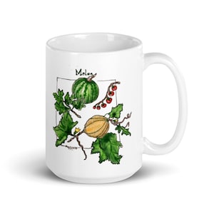 Könnte beinhalten: Weiße Keramiktasse mit einer grünen, gelben und roten Illustration einer Melonenpflanze. Der Text "Melon" ist in Schwarz oben auf der Illustration geschrieben.