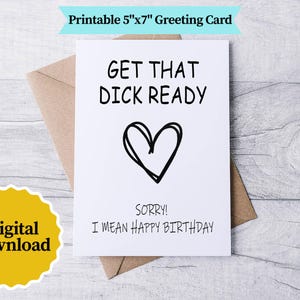 Può includere: Un biglietto di auguri bianco con la scritta "GET THAT DICK READY" e un cuore disegnato a mano. Sotto il cuore, si legge "SORRY! I MEAN HAPPY BIRTHDAY." Il biglietto misura 12,7 cm x 17,8 cm ed è un download digitale.