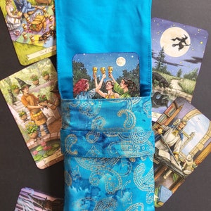 Blauwe paisley-batiktas voor tarotkaarten Golden Swirls omslagkaart