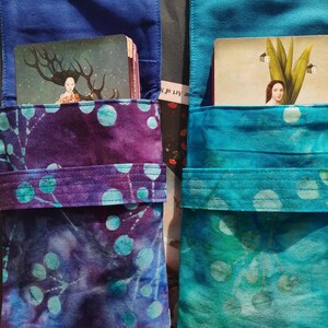Sac de tarot indonésien batik aux baies, design rabattable, carte Oracle, plantes violettes et bleues, cadeau pour ami spirituel