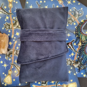 Blauw fluwelen tarottas - ambachtelijk opvouwbaar zakje, luxe handgemaakte orakelkaarthouder, heksencadeau, lapis lazuli