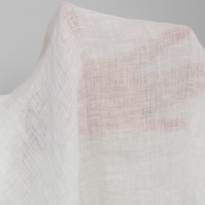 Könnte beinhalten: Weißer, durchsichtiger Leinenstoff mit einer strukturierten Webart. Der Stoff ist drapiert und gefaltet, wodurch weiche Falten und Knitter entstehen.