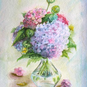 Puede incluir: Pintura a la acuarela de un ramo de hortensias en un jarrón de cristal transparente. Las flores son de color rosa, morado y azul, con hojas verdes. Dos pétalos sueltos están esparcidos cerca del jarrón. El fondo es amarillo claro y suave.