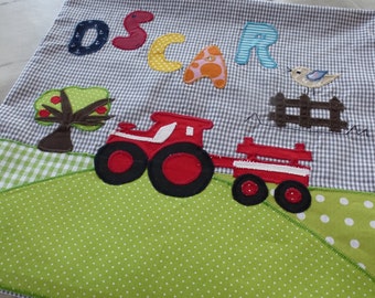 Housse de coussin ou coussin avec nom tracteur décoration chambre d'enfant cadeau individuel naissance baptême anniversaire