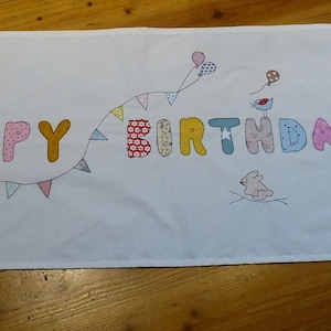 SOSOLOVE Geburtstag Tischläufer 33x183cm - Weiße Happy Birthday Tischdecke Für Partys