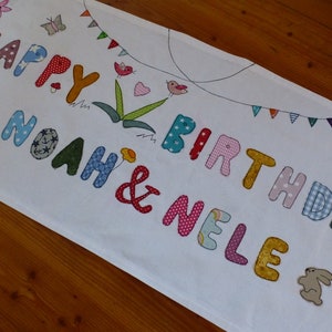 Chemin de table avec nom Happy Birthday au choix avec ou sans nom cadeau naissance baptême anniversaire image 1