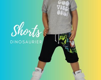 Dino Shorts, kurze Hose Junge Mädchen Kind Baby Sweat Jogger knielang Schwarz Segelzahn Kinderkleidung Dinosaurier Sommerhose Kinderhose