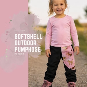 Könnte beinhalten: Ein langärmeliges hellrosa Shirt und eine schwarze Softshell-Pumphose mit einem rosa Einsatz mit Pferdemotiv. Die Hose hat einen tiefen Schritt und elastische Bündchen. Der Text auf dem Bild lautet SEGELZAHN SOFTSHELL OUTDOOR PUMPHOSE PFERDE.