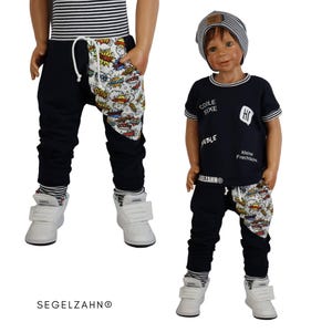 Versandfertig Gr. 104/110  blaue Hose Kinder, Slim Fit Jogger Jungen Mädchen Hosen Segelzahn Kleidung Kinderhose Jogginghose Comic Cartoon