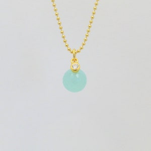 Fijne vergulde bolkettinghanger Aqua Chalcedoon bol 10 mm