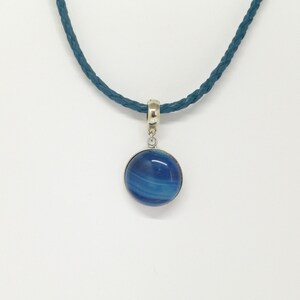 Agaatblauwe hanger rond met leren ketting in blauw