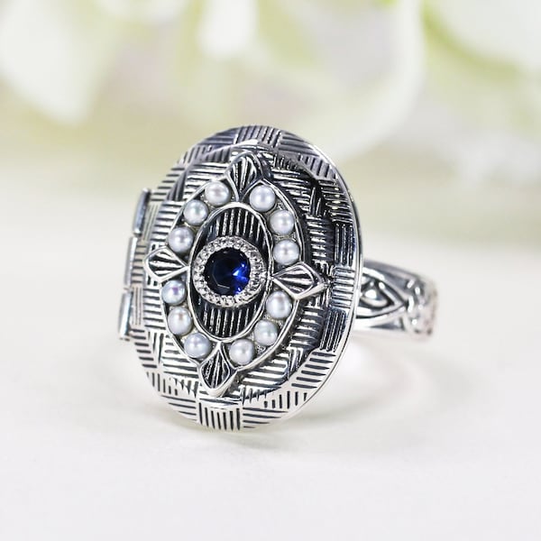 Anillo con relicario de zafiro, perlas y banda de filigrana de plata de ley, estilo vintage, gemas simuladas y perlas de semilla, reproducción antigua.