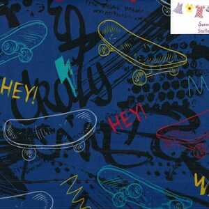 Könnte beinhalten: Blauer Stoff mit einem sich wiederholenden Muster aus schwarzen und weißen Skateboards, bunten Graffitis und den Worten "Hey!" und "Crouly".