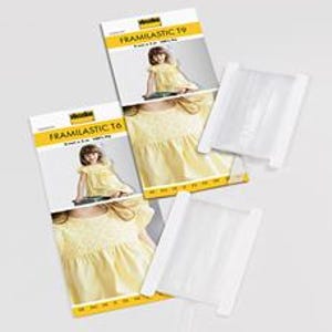 Könnte beinhalten: Drei Schnittmuster für ein Mädchenkleid, jedes Schnittmuster befindet sich in einer durchsichtigen Plastikhülle. Die Schnittmuster sind mit "FRAMICASTIC 19" und "FRAMICASTIC 16" beschriftet.