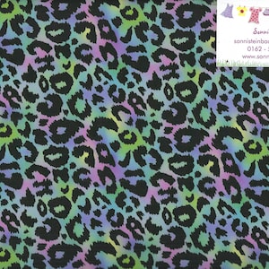 Könnte beinhalten: Stoff mit einem schwarzen Leopardenmuster auf einem farbenfrohen Hintergrund aus Grün-, Lila- und Blautönen. Der Stoff hat ein sich wiederholendes Muster aus schwarzen Flecken. Ein weißes Rechteck mit Text befindet sich in der oberen rechten Ecke.