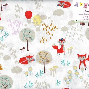 Könnte beinhalten: Weißer Stoff mit einem verspielten Waldmotiv, das rote Füchse, Bäume, Blumen, Wolken und Heißluftballons zeigt. Das Design umfasst Regen- und Pilzillustrationen und schafft ein verspieltes, von der Natur inspiriertes Muster.