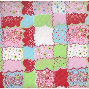 Könnte beinhalten: Ein Patchwork-Stoff mit verschiedenen Farben und Mustern, darunter Rot, Grün, Rosa und Blau. Der Stoff hat ein sich wiederholendes Muster aus Quadraten und Kreisen.