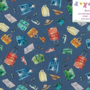 Könnte beinhalten: Stoff mit Aquarellmuster zum Thema Reisen. Das Design umfasst Koffer, Jacken, Hüte, Taschen, Schuhe und Sonnenbrillen in verschiedenen Farben auf dunkelblauem Hintergrund. Geeignet für verschiedene Nähprojekte.