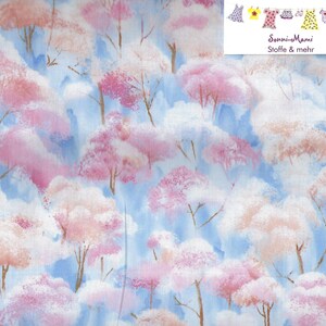 Könnte beinhalten: Ein Aquarell-Stoffdruck mit einem sich wiederholenden Muster aus rosa und weißen Bäumen auf hellblauem Hintergrund. Der Stoff ist perfekt für Bastelprojekte, Quilten und Dekorationen für zu Hause.