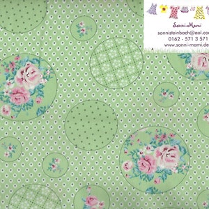 Könnte beinhalten: Hellgrüner Stoff mit einem sich wiederholenden Muster aus weißen Punkten und großen grünen Kreisen. Die Kreise enthalten florale Designs mit rosa Rosen und grünen Blättern. Ein Lineal ist am rechten Rand sichtbar.