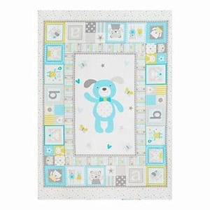 Könnte beinhalten: Eine blaue und weiße Babydecke mit Patchwork-Muster. Die Mitte der Decke zeigt einen blauen Hund mit Fliege auf weißem Hintergrund. Der Rand der Decke ist ein Patchwork aus blauen, weißen und gelben Quadraten mit Tier- und Buchstabenmotiven.