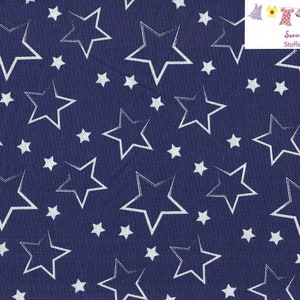Könnte beinhalten: Marineblauer Stoff mit einem weißen Sternenmuster. Der Stoff ist strukturiert und hat einen dezenten Glanz. Die Sterne sind in verschiedenen Größen und in einem zufälligen Muster angeordnet. Der Stoff ist perfekt zum Quilten, Nähen und Basteln.