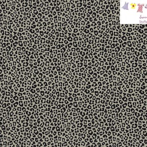 Könnte beinhalten: Stoff mit Leopardenmuster. Der Stoff hat einen beigefarbenen Hintergrund mit schwarzen Flecken. Ein weißes Rechteck oben rechts zeigt den Text "Sonni-Mami Stoffe & mehr" und eine Wäscheleinen-Grafik. Ein Lineal mit Zentimetereinteilung ist rechts zu sehen.