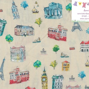 Könnte beinhalten: Cremefarbener Stoff mit einem sich wiederholenden Muster berühmter Wahrzeichen, darunter der Eiffelturm und Big Ben. Die Illustrationen sind im Aquarellstil gehalten, mit blauen, grünen, gelben und roten Akzenten. Kleine Segelboote und Bäume sind ebenfalls verstreut.