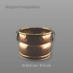 Gehamerde koperen cachepot, Ø9 cm, handgemaakt, uniek stuk, landelijke stijl, kruidenpot, woondecoratie, vintage koper, verzamelobject. Meer over dit item…