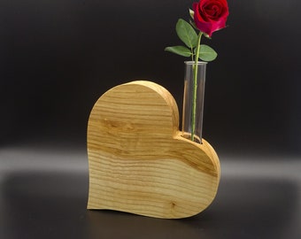 Vase de coeur en bois fait de cendre solide, huilé avec le vernis d'huile de lin de haute qualité incl. tube d'essai