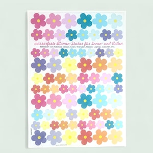 Peut inclure: Une feuille d'autocollants de fleurs colorées de différentes tailles et couleurs, dont rose, violet, jaune, orange et bleu. Les autocollants sont disposés sur un fond blanc. Le texte sur la feuille indique "wasserfeste Blumen-Sticker für Innen- und Außen".