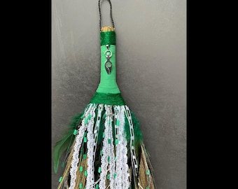 Puede incluir: Beso de altar verde y blanco con un colgante de plata. El beso está decorado con encaje, plumas y cuentas. Hecho a mano por Gypsygold.