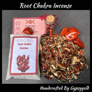 Op de afbeelding: Wortelchakra wierookmengsel met rode kristallen, kruiden en houtsnippers in een bruine papieren zak. De zak heeft een label met de tekst "Wortelchakra wierook". Er is een klein glazen potje met een rode kristal en rode kralen. De tekst op de kaart zegt "Het wortelchakra is verantwoordelijk voor: Aarding, veiligheid, overvloed."